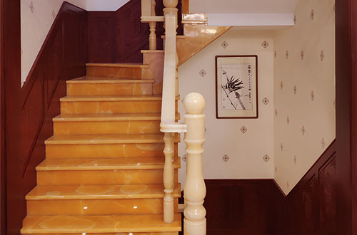闽侯中式别墅室内汉白玉石楼梯的定制安装装饰效果
